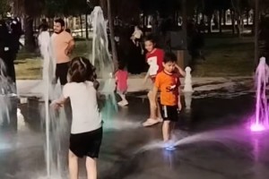 Çocuklar Millet Bahçesi’ndeki fıskiyelerde hem oynadı hem serinledi