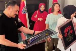 Öğrencilerden Emniyet Müdürü Sarıbuva’ya el emeği hediye