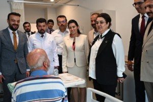Osmaniye Milletvekili Derya Yanık hastaları ziyaret etti