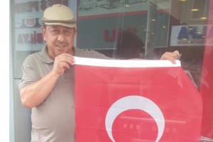 Osmaniye’de esnafalara 30 Ağustos için Türk bayrağı dağıtıldı
