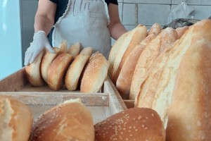 Toprakkale’de odun ateşinde ekmek sofralara lezzet katıyor