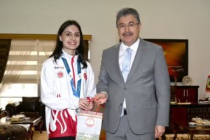 Vali Yılmaz, dünya ikincisi Aybüke Kılınç’ı tebrik etti