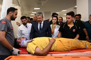 Vali Yılmaz, Yaralı Orman İşçilerini Hastanede Ziyaret Etti
