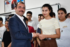 Kadirli’de LGS ve YKS şampiyonları altınla ödüllendirildi