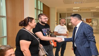OKÜ’de kayıt heyecanı: Rektör Uzun öğrencilerle buluştu