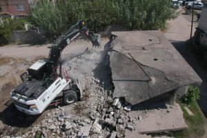Osmaniye Belediyesi metruk binaları yıkıyor, kaçak suya geçit yok