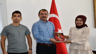 Şehitlerin hayatını anlattığı kitabını Kaymakam Dolu'ya hediye etti