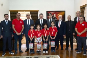Vali Yılmaz, Şampiyon Öğrencileri Makamında Ağırladı