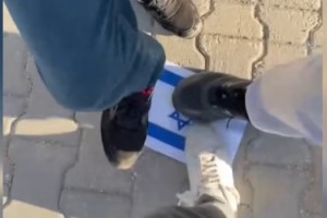 İsrail'e Tepki İçin Bayrak Tepelediler