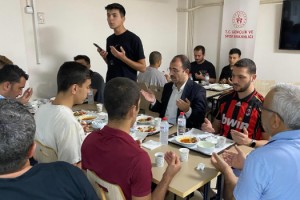 Kadirli Kaymakamı Dolu Öğrencilerle Aynı Sofrada Buluştu