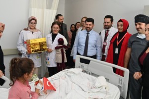 Tedavi Gören Çocuklar Cumhuriyet Coşkusunu Hastanede Yaşadı