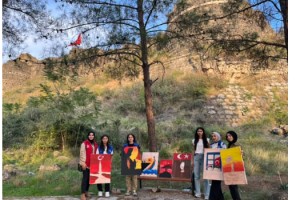 Toprakkale’de Gençler Tarihi Kalede “Cumhuriyet”i Çizdi