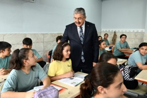 Vali Erdinç Yılmaz, Saimbey Ortaokulu Öğrencileriyle Bir Araya Geldi