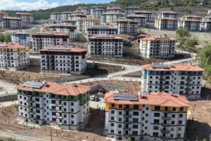 Vali Yılmaz, Bahçe’de Deprem Konutlarını İnceledi