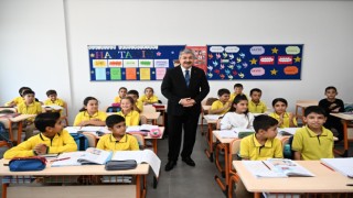 Vali Yılmaz Deprem TOKİ’lerinde İnşa Edilen Okulu Gezdi