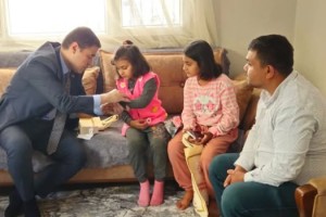 Yağmur Altında İstiklal Marşı Okuyan Elif Naz Ödüllendirildi