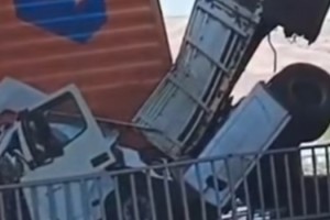 Bahçe’de tır faciası: Köprüden uçtu, can kaybı yok