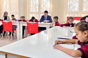 Kaymakam Özer öğrencilerle kitap okudu