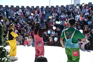 Osmaniye’de Çocuklara Ara Tatil Sürprizi: Şirinler Sahnede