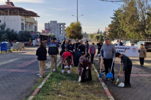 Toprakkale’de lise öğrencilerinden çevre temizliği için örnek hareket