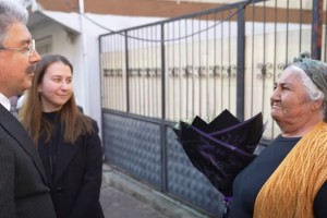 51 Yıl Sonra Vali Yılmaz'ın Çiçek Hediyesi Yaşlı Kadını Duygulandırdı