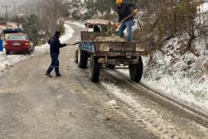Düziçi Beyaza Büründü: Belediye Ekipleri Tuzlama Çalışmasına Başladı