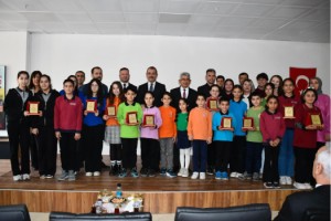 Kadirli’de Kitap Okuyan Öğrenciler Ödüllerini Aldı