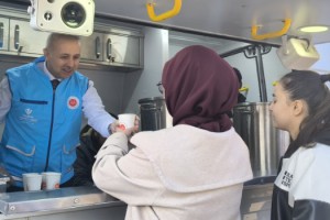 Osmaniye Müftüsü Kendi Elleriyle Öğrencilere Sıcak Çorba Dağıttı