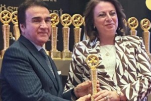 Osmaniye Valisi Erdinç Yılmaz’ın Eşi Şenay Yılmaz’a Anlamlı Ödül