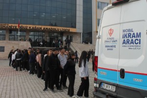 Osmaniye'de Öğrenciler Sıcak Çorba İçin Sıraya Girdi