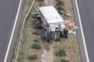 Osmaniye’de Tır Kazası: Araç Orta Refüje Yan Yattı