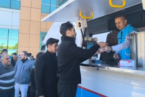 Osmaniye’de Üniversiteli Gençlere Sıcak Çorba Sürprizi