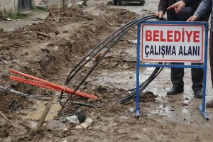 Toprakkale’de Belediye Kazısı 20 Haneyi İnternetsiz Bıraktı