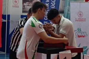 Toprakkale'de Öğrencilerden Bilek Güreşinde Çifte Zafer