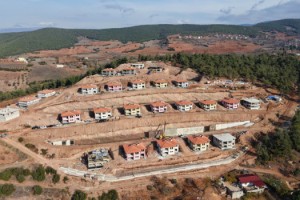 Vali Erdinç Yılmaz, Hasanbeyli Sarayova’daki Deprem Konutlarını Yerinde İnceledi