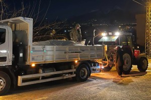 Ellek’te Buzlanmaya Karşı Gece Boyu Tuzlama Çalışması