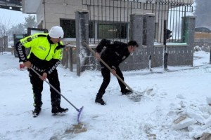 Hasanbeyli’de Yoğun Karda Polislerden Örnek Davranış