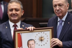 İstanbul Milletvekili Şahin AK Parti’de: Rozetini Erdoğan’ Taktı