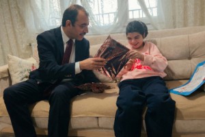 Kadirli'de Evde Eğitim Alan Öğrenci Karnesini Kaymakamdan Aldı