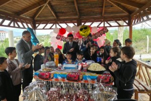 Sumbas’ta İkiz Kardeşlere Doğum Günü Sürprizi