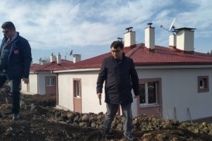 Toprakkale Aslanpınarı’nda Deprem Konutları İncelendi