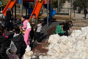 Toprakkale’de Kar Yağmadı, Belediye Getirdi: Çocuklar Karla Buluştu