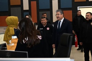 Vali Dr. Erdinç Yılmaz’dan Yılın Son Saatlerinde Polis Merkezine Ziyaret