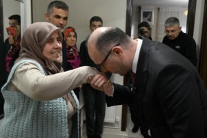 Vali Serdengeçti’nin İlk Ziyaretleri Şehit Aileleri ve Gazi Oldu