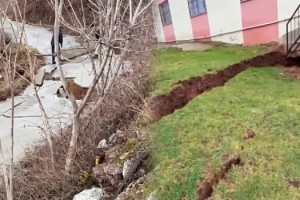 Düziçi'nde Köyde Toprak Kayması! Yol ve Evler Zarar Gördü