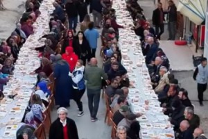 Kadirli’de 7 Mart Mahallesi’nde Yüzlerce Kişilik İftar Buluşması