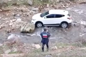 smaniye D-400’de Kaza: Araç Dereye Uçtu