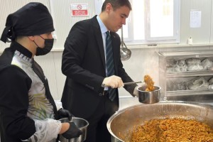 Toprakkale’de Aşevi Hizmeti Sürüyor: Kaymakam Volkan Özer’den Ziyaret