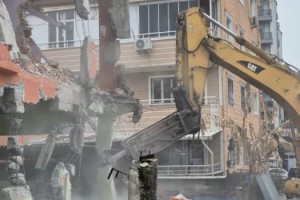 Toprakkale’de Depremde Hasar Alan Müstakil Ev Yıkıldı