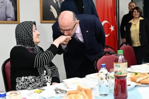 Vali Serdengeçti Kadirli Huzurevindeki Yaşlılarla İftar Yaptı